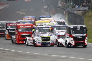 Vlammende uitlaatpijpen op FIA ETRC Belgian Truck Grand Prix in Zolder
