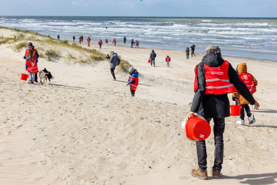 Ruim mee het strand op tijdens de Eneco Clean Beach Cup