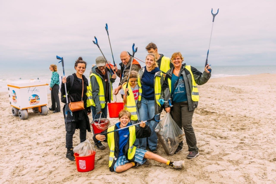 1.500 vrijwilligers ruimen 2 ton afval op tijdens 17de Eneco Clean Beach Cup
