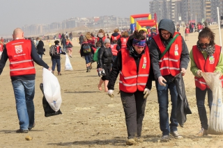 Strandschoonmaak voert strijd tegen groeiende plastic afvalberg op