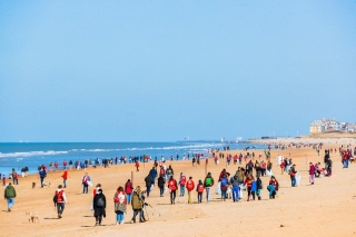Plastic rapen tijdens Eneco Clean Beach Cup in Blankenberge op 26 maart