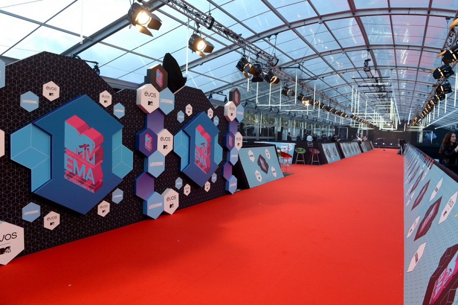 Popstars poseren in ‘rode-loper-tent’ van Neptunus tijdens MTV Europe Music Awards