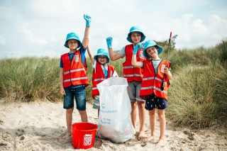 Eneco Clean Beach Cup 2021 ruimt twee ton strandafval op