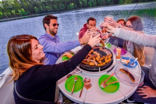 De geneugten van een barbecue te midden van een meer