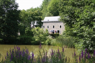 De schoonheid van een oude molen gewiegd door het geruis van de rivier