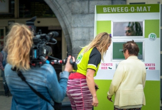 Sylvester lokt pers met levende ticketautomaat voor CM