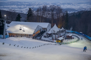 Neptunus monte un hall à étage à flanc de montagne