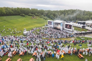 Gigantische LED-schermen schitteren naast het hoofdpodium van 75 jaar Familiehulp