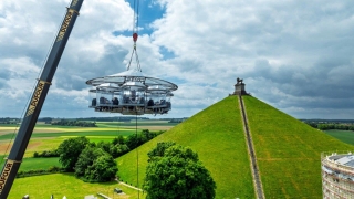 Volledige tafel van de grond: Dinner in the Sky zweeft boven Waterloo met een sterrencast en sterrenmenu